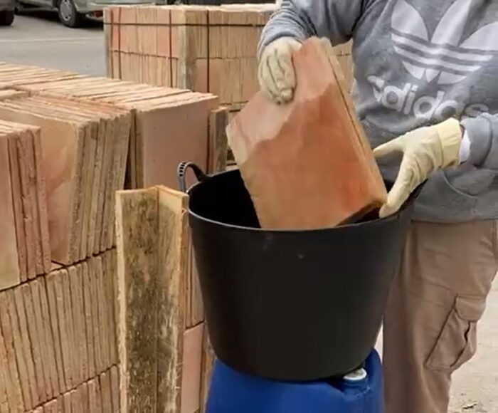 PROTECER Protector para antes del rejuntado (Monestir) y para el pre-tratamiento de las baldosas de barro o terracotta. Uso: interior/exterior - Imagen 4