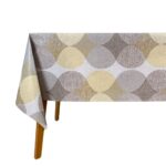 Transforma tu comedor con el elegante mantel de hule PVC estampado Alaric. Con un sofisticado diseño de ondas marrones, grises y beige sobre fondo blanco, este mantel aporta color y modernidad a cualquier mesa. Fabricado con una base de algodón y una lámina superior de PVC, es totalmente impermeable y fácil de limpiar. Perfecto para cualquier ocasión, su diseño versátil se adapta a mesas rectangulares, cuadradas o redondas. Disponible por metro lineal, se ajusta a tus necesidades específicas. ¡Dale a tu hogar el estilo que se merece