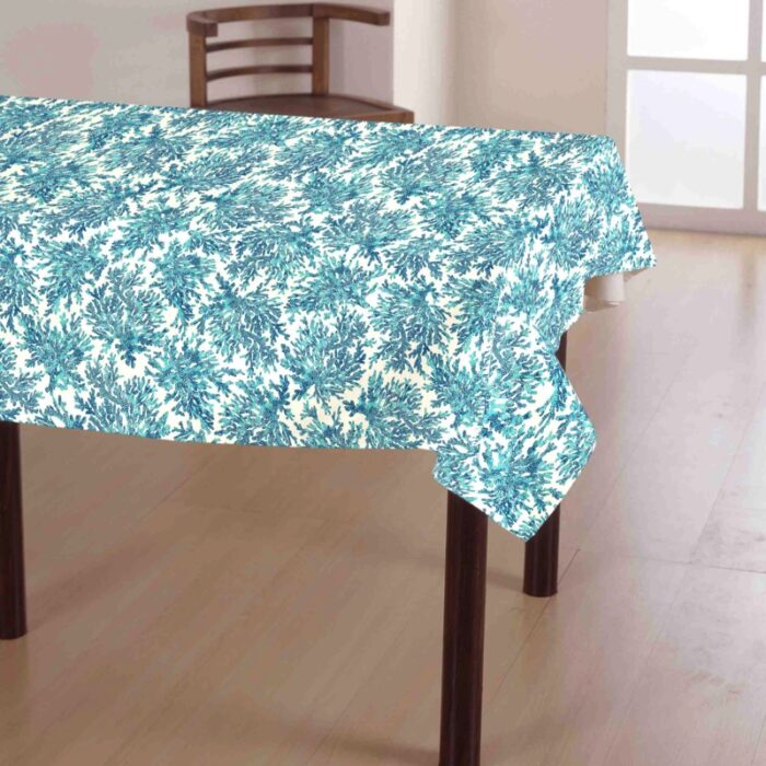 CORAL AZUL Mantel azul CORAL de alta calidad, con tejido resinada impermeable y antimanchas, ideal para proteger tu mesa mientras aporta un toque vibrante y relajante a tu comedor. Perfecto para ocasiones diarias o especiales, fácil de limpiar y mantener.